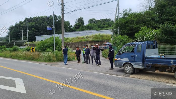 당진시자율방범연합대 면천면지대 대원들이 제초 작업을 진행하고 있다.