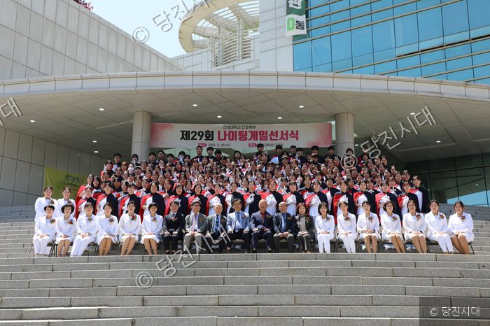 간호학과 서명범 총장 등이 나이팅게일 선서식을 마치고 기념 촬영을 하고 있다.