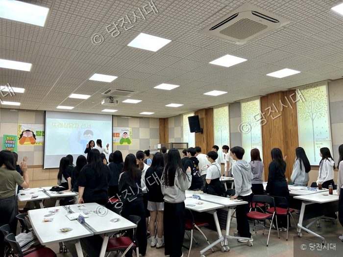 당진시또래상담연합회 발대식 및 특강에 참석한 안영순 센터장 등이 선서를 하고 있다.