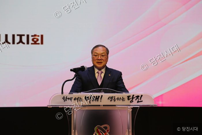 이영문 대한노인회 당진시지회장이 단상에서 발언하고 있다.