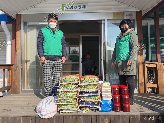 한빛공동체에 방문해 물품을 전달하고 기념촬영을 하고 있다.