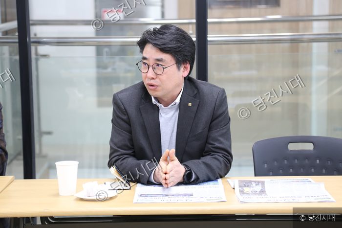 편집자문위원회 회의에 참석한 남성이 발언을 하고 있다.