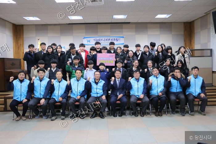 현대제철 기능장협의회가 방과후아카데미 청소년들에게 장학금을 전달하고 기념촬영을 하고 있다.