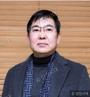 장금용 당진시 부시장이 실내에서 카메라를 응시하고 있다.