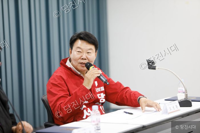 간담회에서 발언하고 있는 남성의 모습.