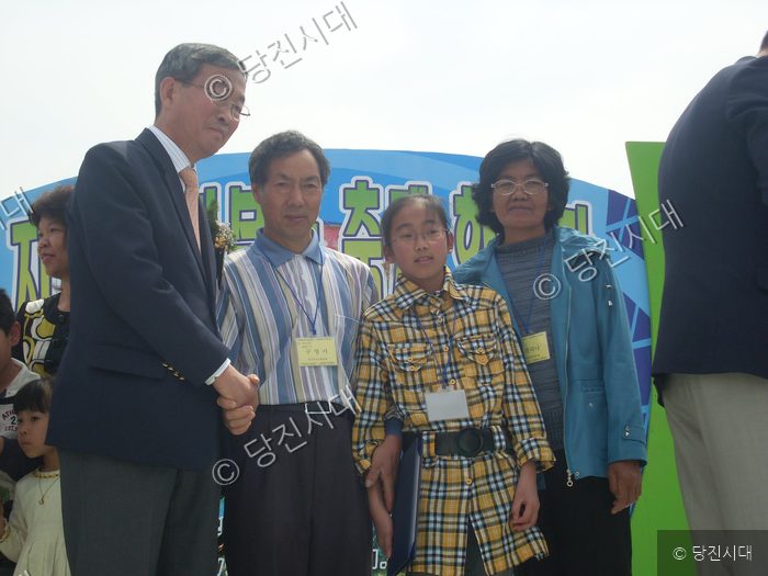 지구촌 다문화 축제한마당에서 참가자들이 기념사진을 찍고 있다.