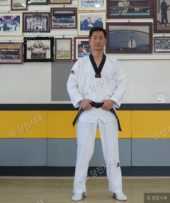 오세광 용인대석사신평태권도장 관장이 도장에서 포즈를 취하고 있다.