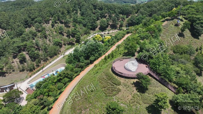 당진의 삼선산수목원에서 방문객들이 맨발 길을 걷고 있다.