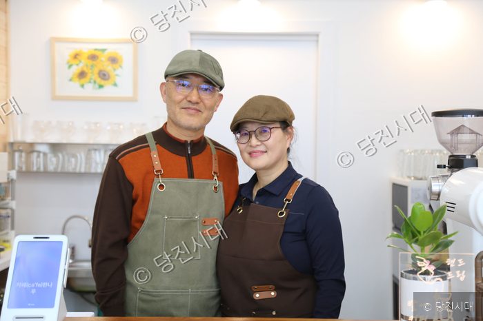 한나루카페 윤용경·김선희 대표가 매장 안에서 포즈를 취하고 있다.
