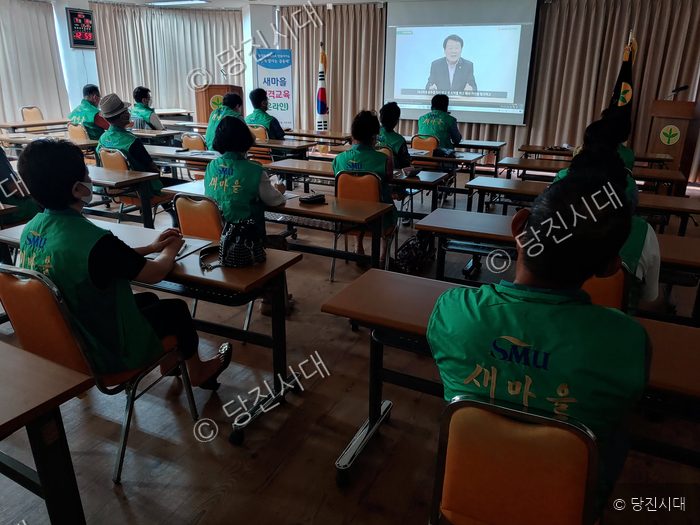 주민들이 교육장에서 새마을 원격교육을 시청하고 있다.