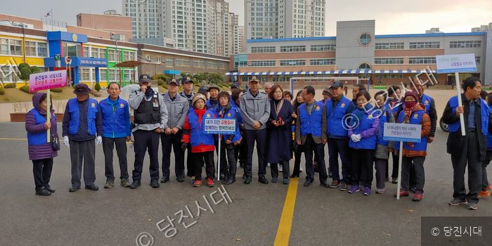 바르게살기운동 당진시협의회 회원들이 계성초등학교 앞에서 등굣길 안전 캠페인을 하고 있다.