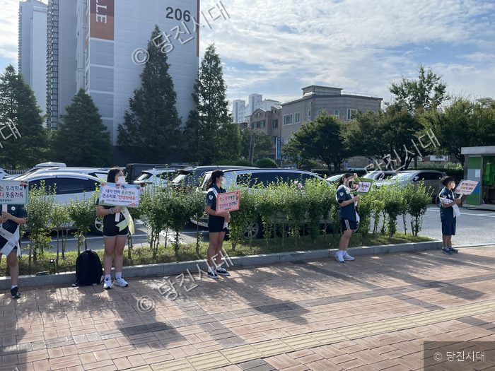 원당초등학교 학생들이 등굣길 캠페인을 벌이고 있다.