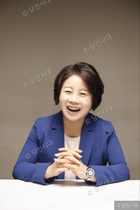 더불어민주당 최연숙 예비후보가 밝은 표정으로 두 손을 모아 쥐고 있다.