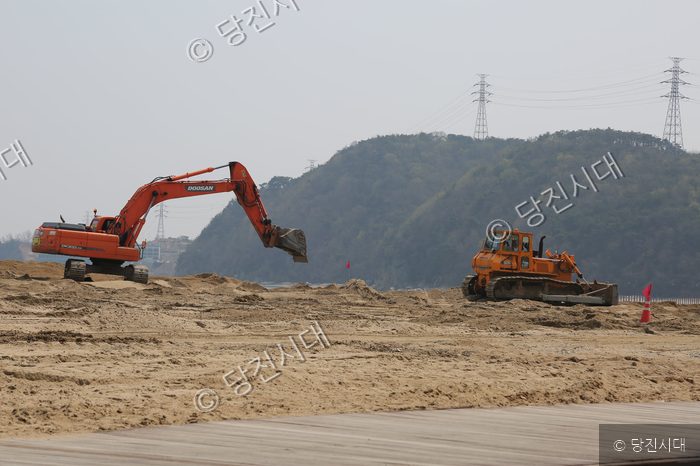 왜목마을 해변에 모래를 포설하고 있다.