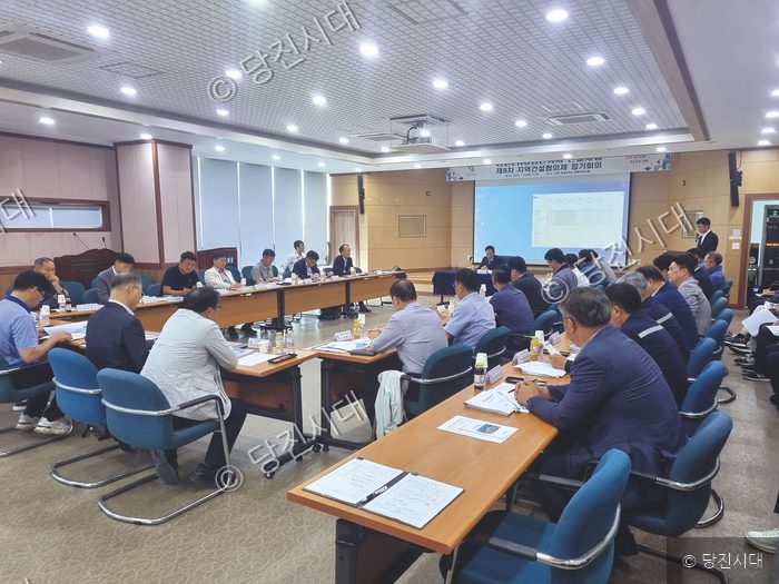 관계자들이 회의실에 모여 지역건설협의체 정기회의를 진행하고 있다.