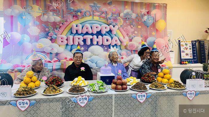 노인 주간보호센터에서 어르신 생일잔치가 열려 축하 행사를 진행하고 있다.