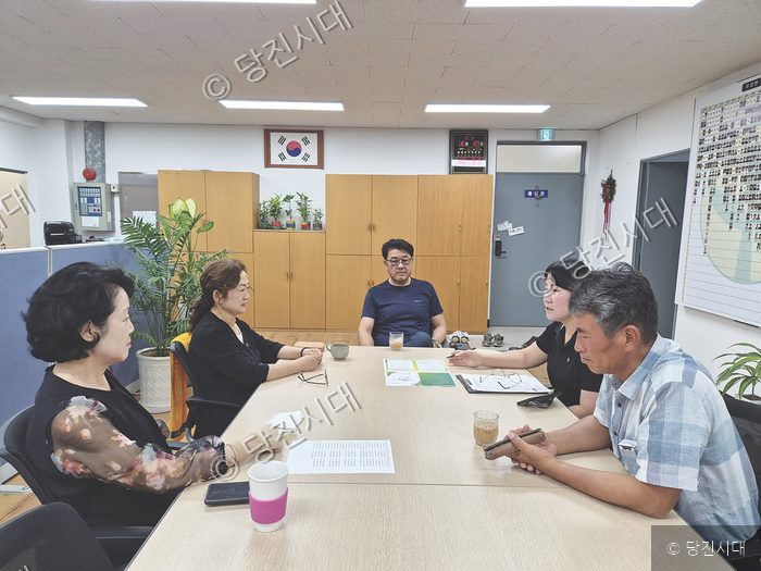 사무실에서 사람들이 모여 회의를 진행하고 있다.