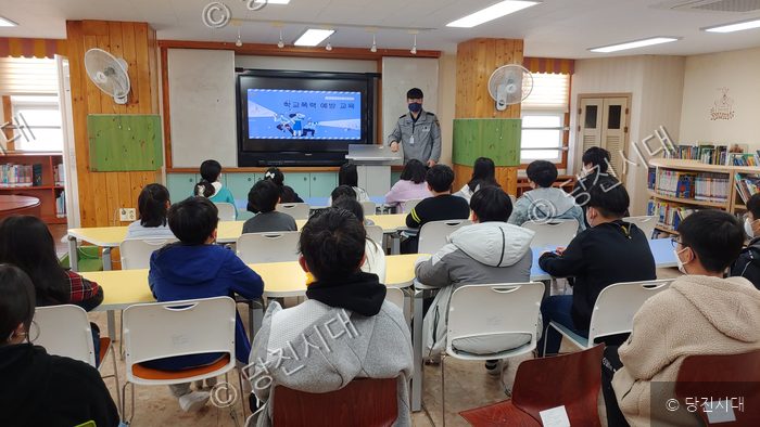 경찰관이 학생들을 대상으로 학교폭력 예방 교육을 하고 있다.