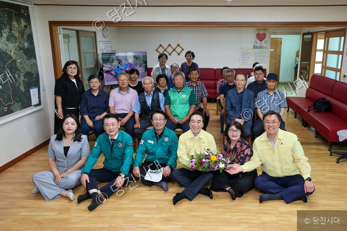 박수현 지사가 폭염 대비를 위해 당진 용연1통을 방문하여 주민들과 기념촬영을 하고 있다.