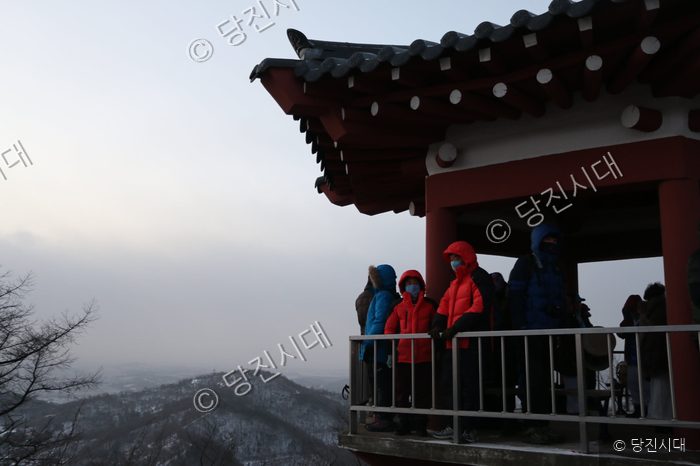 등산객들이 아미산 정자에서 일출을 바라보고 있다.