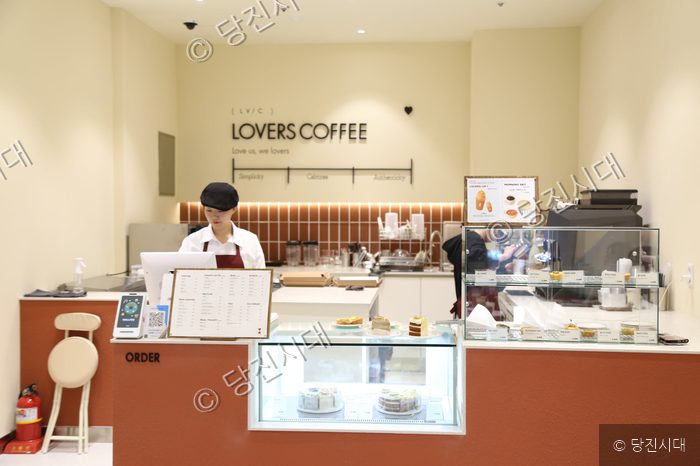 러버스커피 내부에서 이동훈 대표가 카운터에 서 있다.