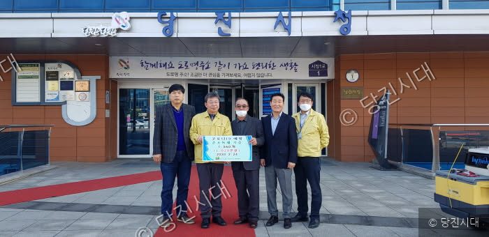 당진시청 앞에서 관계자들이 코로나19 예방을 위한 손소독제를 전달하고 있다.