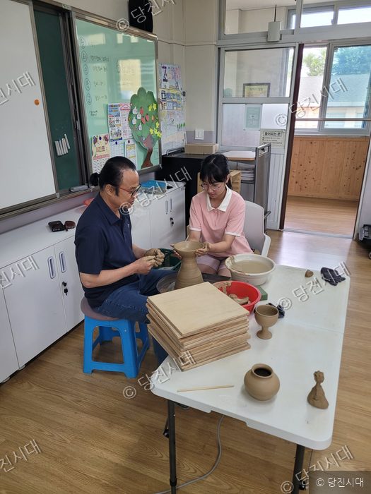 전대초등학교 학생과 강사가 교실에서 함께 도예 체험 활동을 하고 있다.