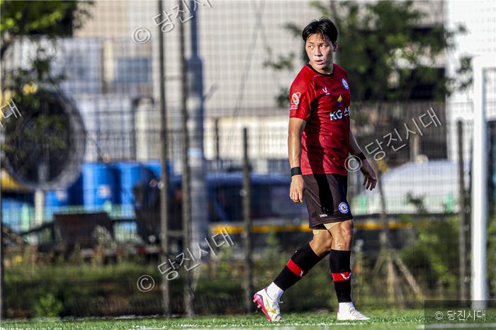 당진시민축구단 소속 선수가 축구장에서 경기에 집중하고 있다.
