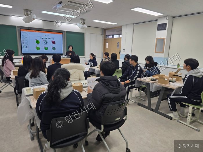 구본명 교장 등이 교실에서 관계 개선 테라리움 만들기 활동을 하고 있다.