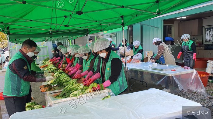 자원봉사자들이 모여 이웃에게 전달할 김장 김치를 담그고 있다.