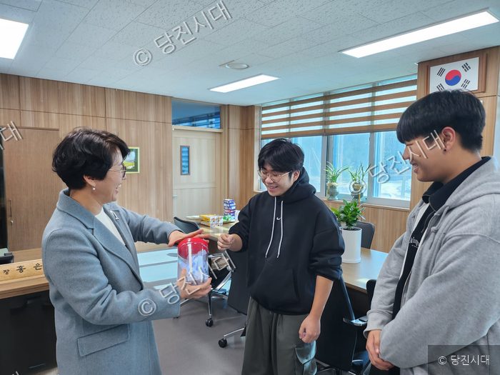 교장실에서 홍은주 교장 등이 퀴즈 이벤트에 참여하고 있다.