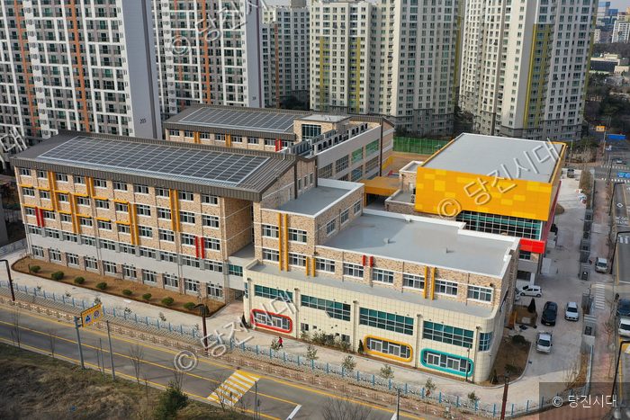 충남 당진에 위치한 대덕초등학교의 전경이 보이고 있다.