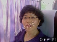 이시순 씨가 버스에 앉아 정면을 바라보고 있다.