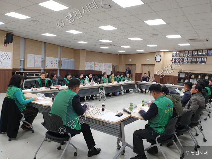 면천면 행정복지센터에서 새마을회원들이 회의를 하고 있다.