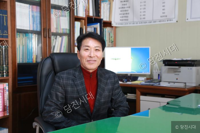 그린캠프 최문호 대표이사가 집무실에 앉아 미소를 짓고 있다.