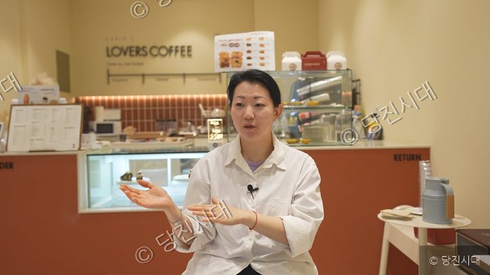 카페에 앉아 인터뷰 중인 김 빅토리아 씨의 모습