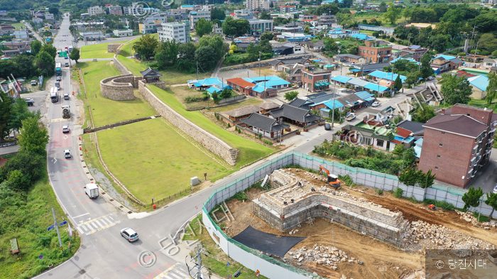 드론으로 내려다본 면천면 성상1리의 전경과 성곽 일대 모습이다.
