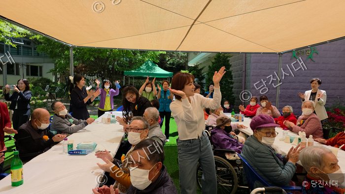 참사랑요양원에서 어르신들을 모시고 '사랑 더하기 효 잔치' 행사가 열리고 있다.