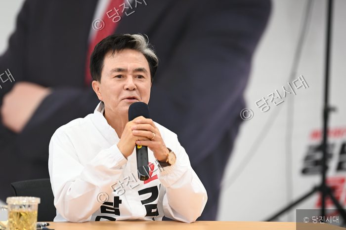 김태흠 후보가 마이크를 잡고 발언하고 있다.