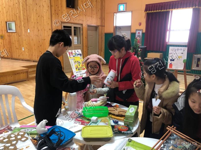북창초등학교 학생들이 나눔장터에서 물건을 사고팔고 있다.