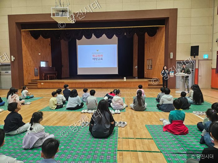 한정초등학교 학생들이 강당에서 학교폭력 예방교육을 듣고 있다.