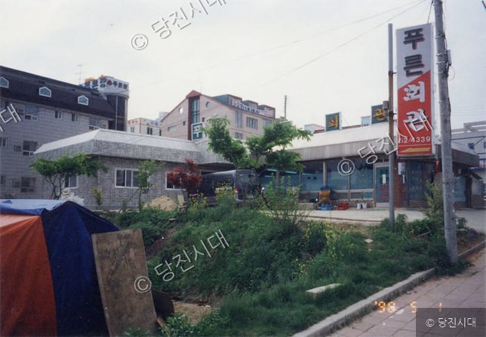 당진 시내의 한 건물과 간판 주변 풍경이다.
