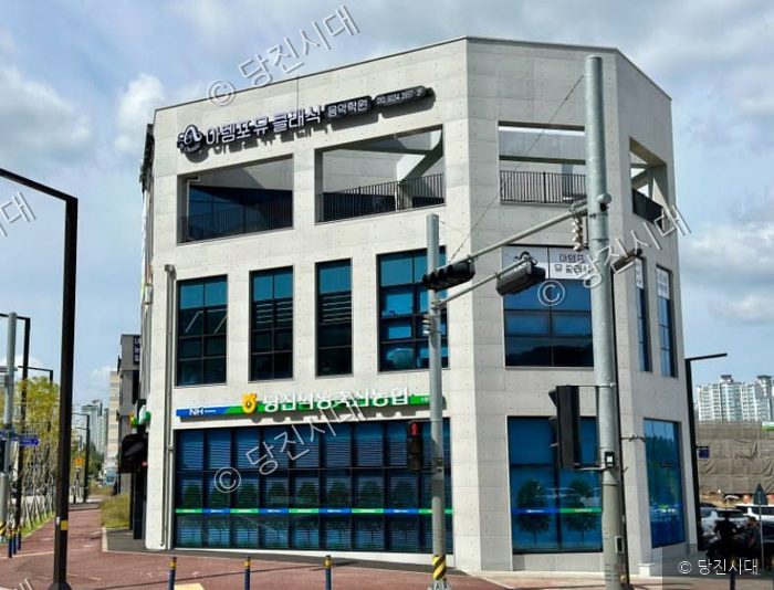 당진시 수청동에 위치한 아템포뮤클래식 음악학원 건물이 보인다.