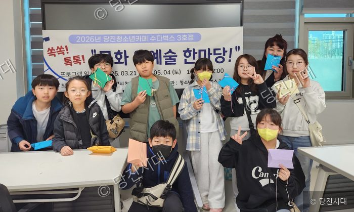 청소년들이 문화예술 프로그램에서 직접 만든 공예품을 들어 보이고 있다.