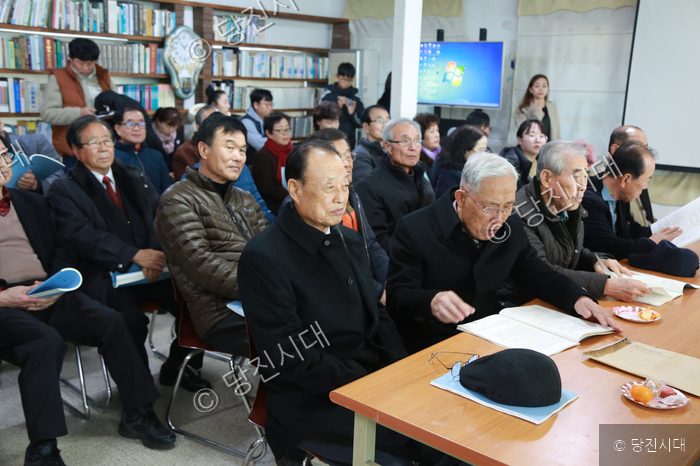 실내에 모인 참석자들이 자리에 앉아 행사를 지켜보고 있다.