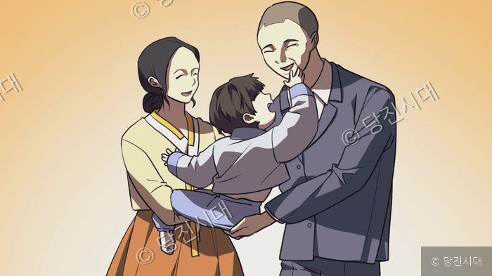 한 가족이 아기를 안고 밝게 웃으며 단란한 한때를 보내고 있다.
