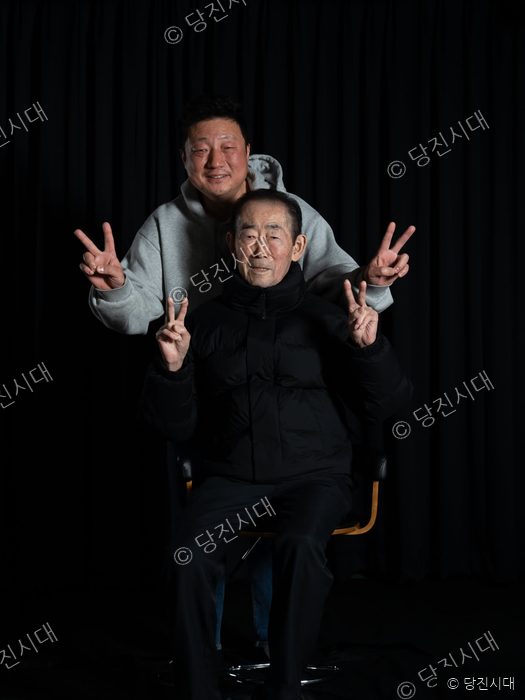 출향인 인터뷰 대상자가 스튜디오에서 V 포즈를 취하고 있다