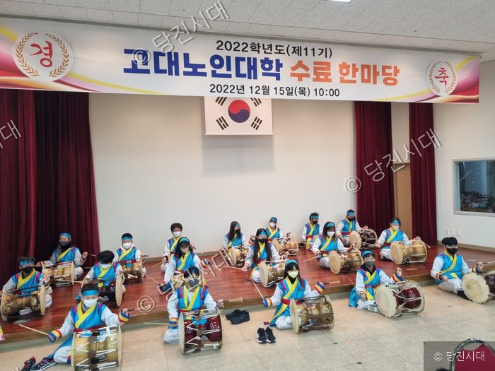 노인대학 수료 한마당 행사에서 학생들이 북 연주를 선보이고 있다.