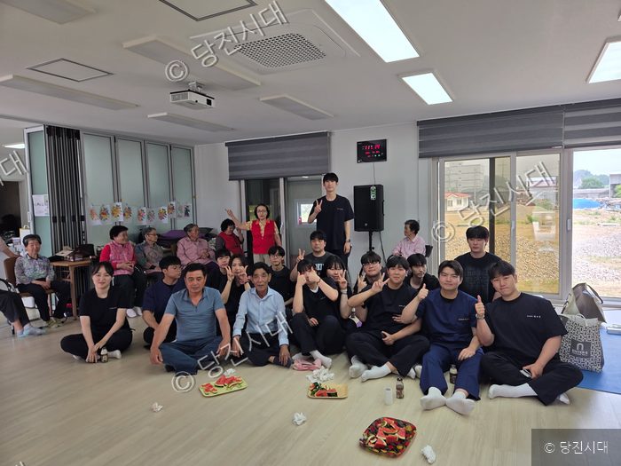 신성대학교 학생들이 정미면 경로당에서 의료봉사 활동을 펼치고 있다.