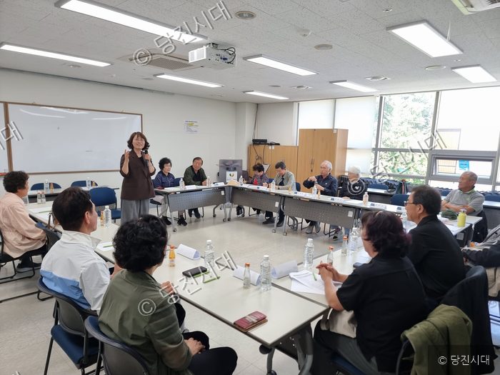 은퇴 부부 관계 회복을 위한 교육 프로그램이 진행되고 있다.